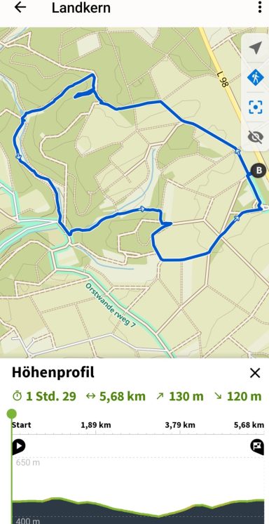 Eine blaue GPS-Trasse zeigt eine Rundroute in einer ländlichen Umgebung.